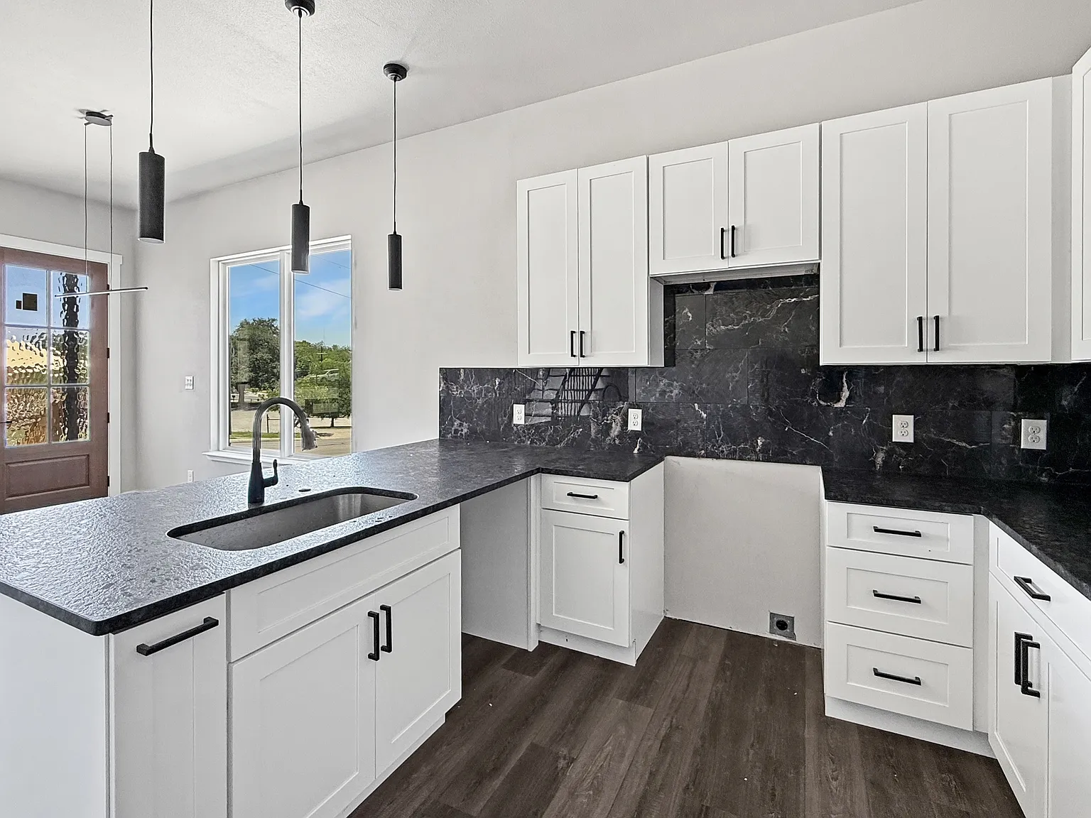 3 bed, 2000 sqft, $2,200 — Photo 2