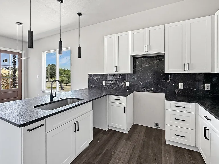 122 S Walters St — Photo 2