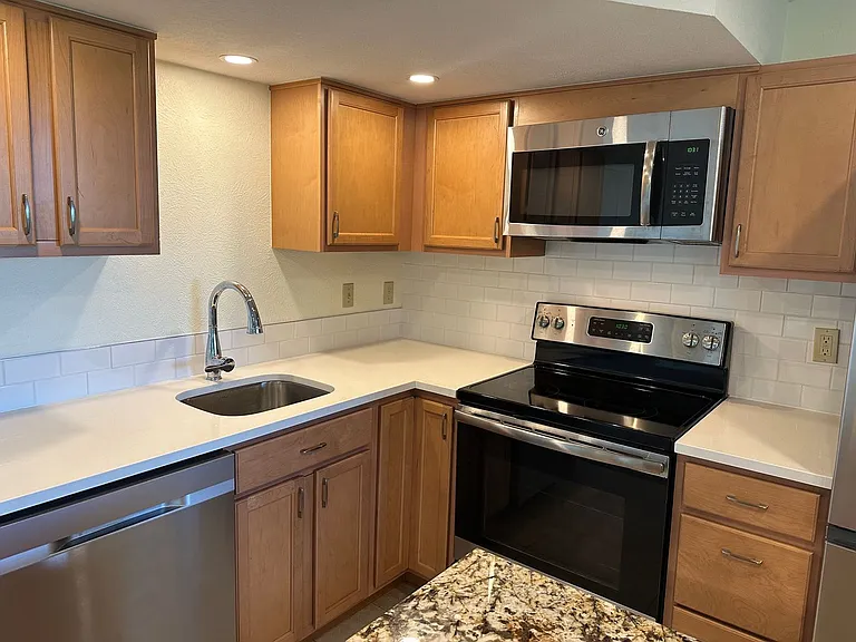2265 Vassar Dr — Photo 4