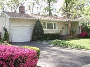 15 Robert Cir, Syosset, NY 11791