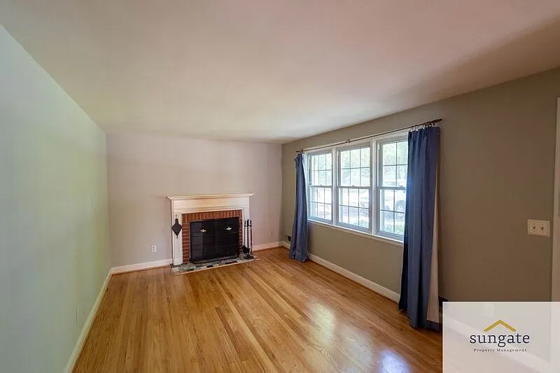 3 bed, 2.0 bath, 1409 sqft, $2,400 — Photo 4