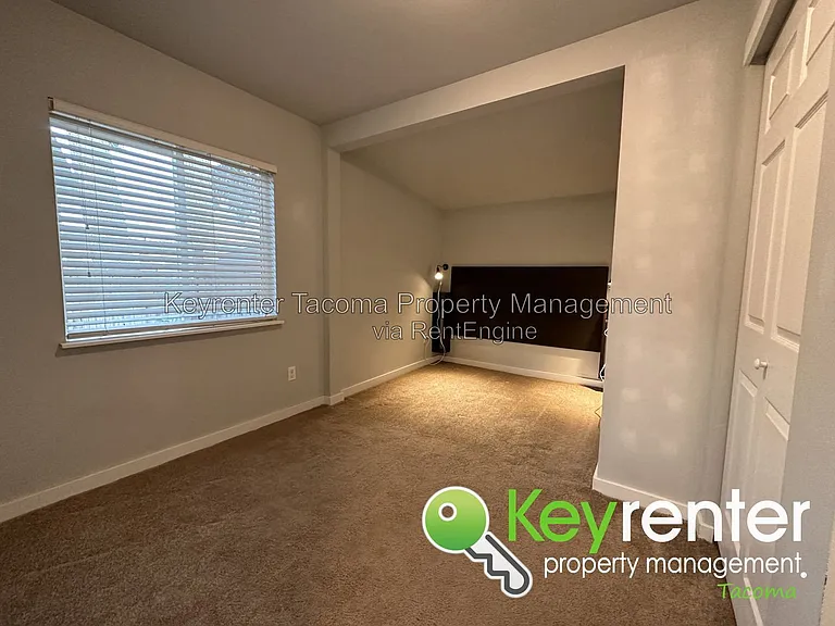 1402 E 52nd St — Photo 9