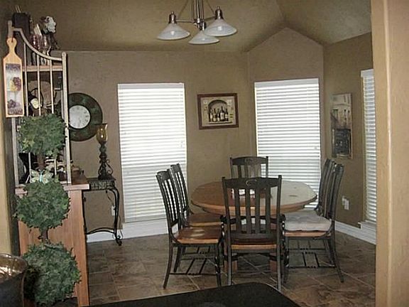 4th image of 325 Applewood Ln
