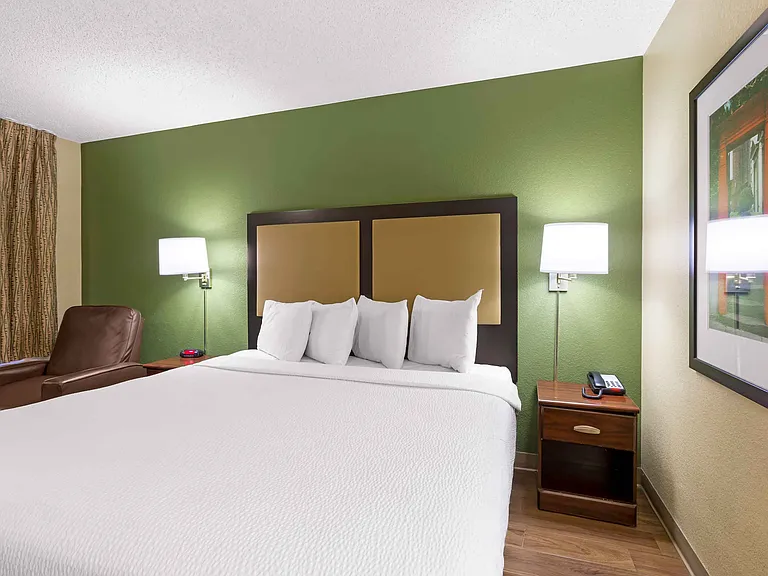 Deluxe Studio - 1 King Bed