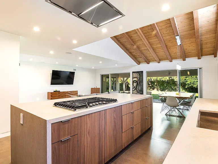 6561 Lasaine Ave — Photo 14