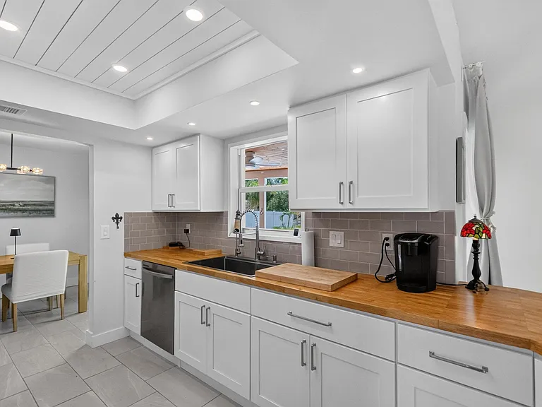 272 SW Fairchild Ave — Photo 4