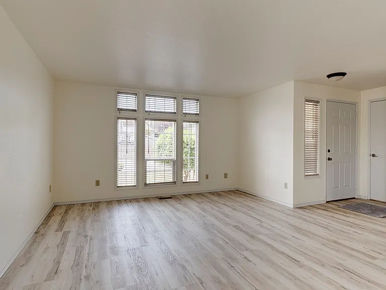 418 SW Erie Cir — Photo 9