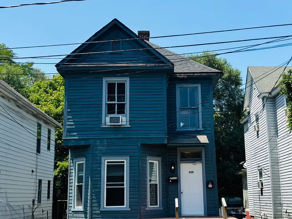 220 E Main St