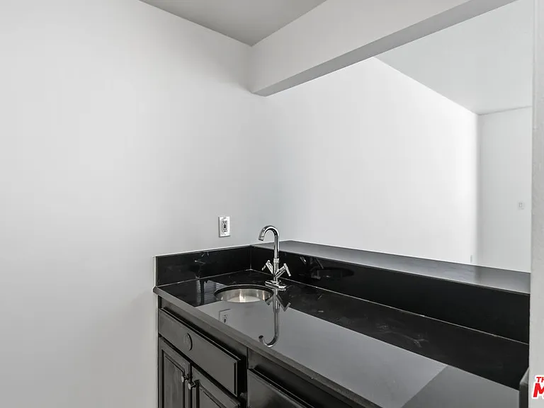 500 S Barrington Ave #2 — Photo 24