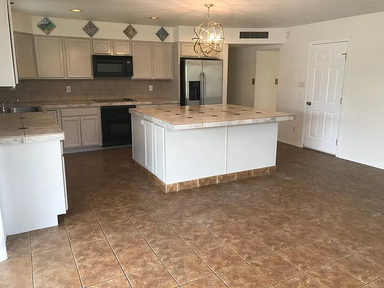 27 E Balboa Dr — Photo 4