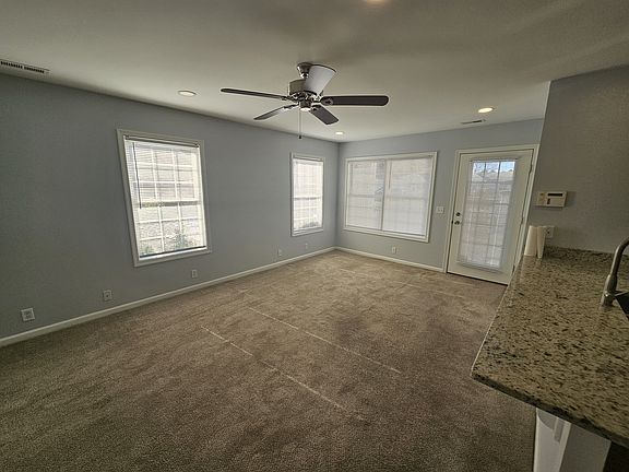 Living room/Dining area