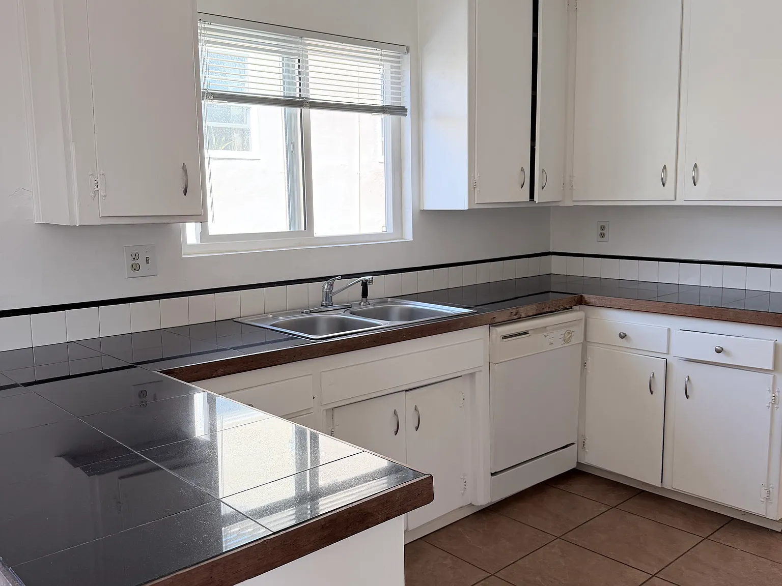 3 bed, 1160 sqft, $4,545 — Photo 3