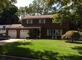 2 Fox Ln, Dix Hills, NY 11746