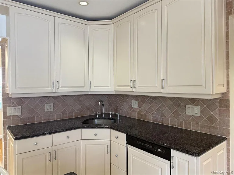 60 Columbia Ave — Photo 10