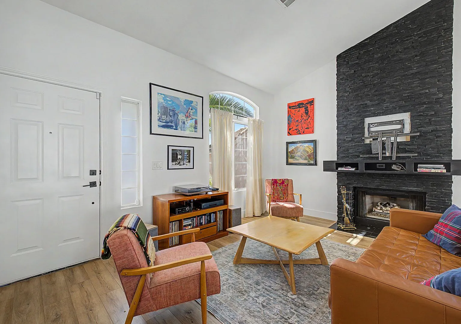 Gorgeous remodeled single story home in Henderson with 3 car garage! — Photo 3