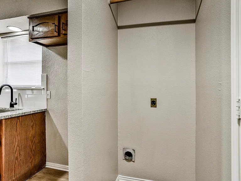 813 Bristol Ave — Photo 13