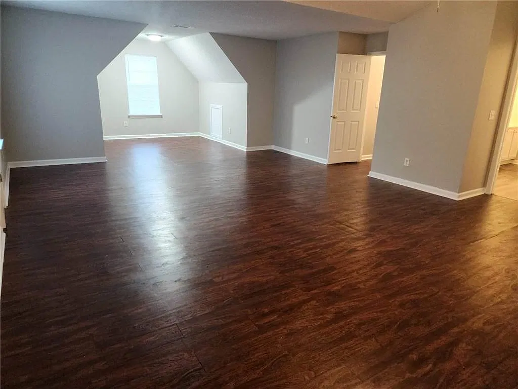 5 bed, 3.0 bath, 3048 sqft, $2,650 — Photo 2