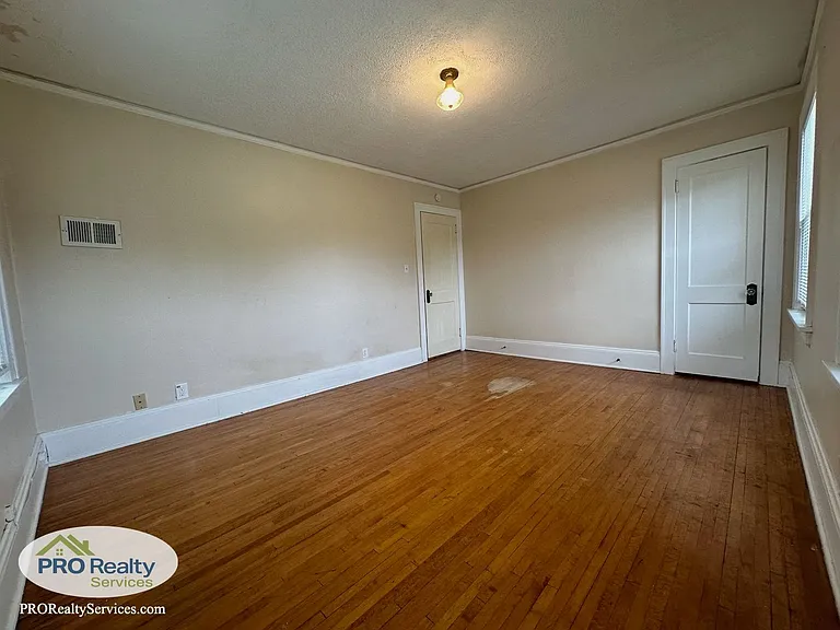 954 Ivy Ave E — Photo 15