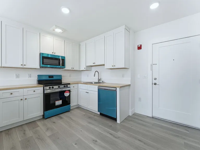 Shepherds Lane Commons — Photo 25