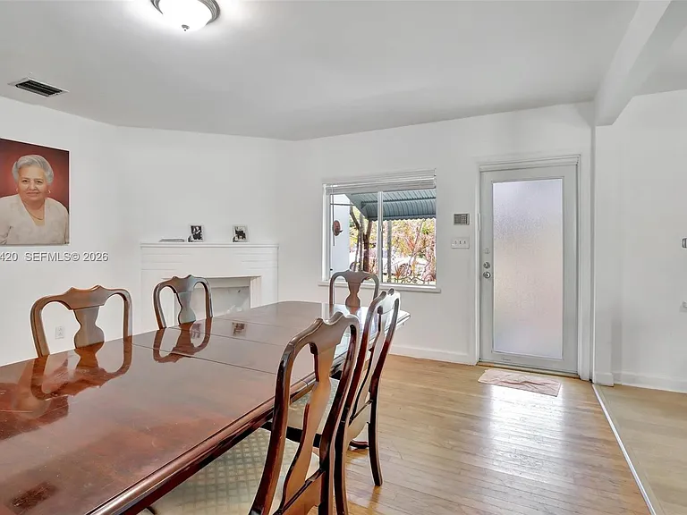 1523 Dewey St — Photo 12