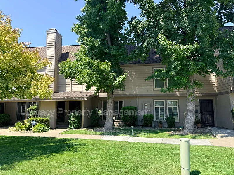 3 bed, 2.5 bath, 1406 sqft, $2,450 — Photo 3