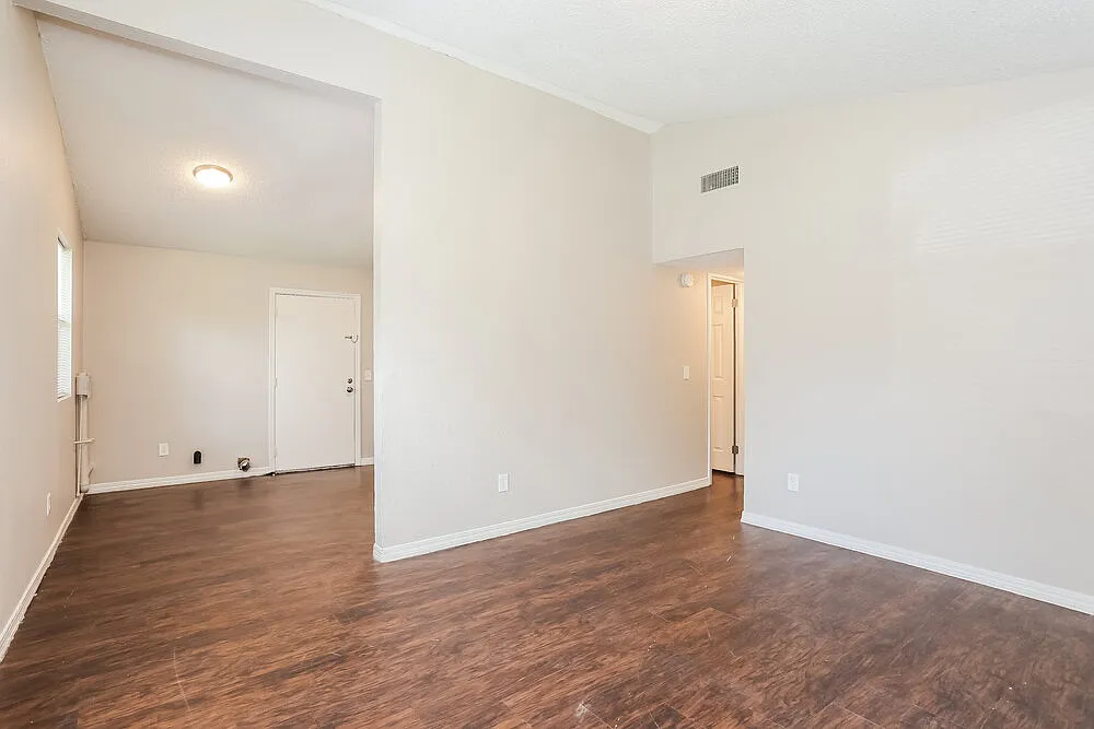 3 bed, 1.5 bath, 888 sqft, $1,075 — Photo 4