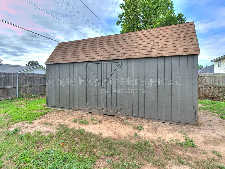 2401 Fedderson Dr — Photo 41