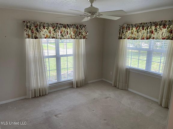 5th image of 946 N Shore Dr