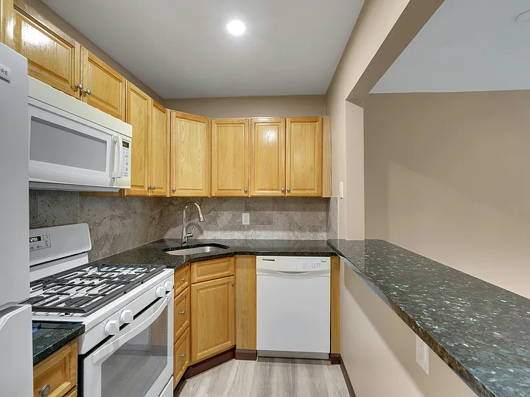 25 Market St #C7 — Photo 8