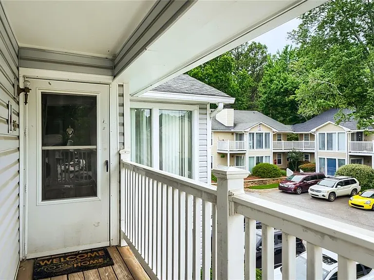 905 Augusta Dr — Photo 2