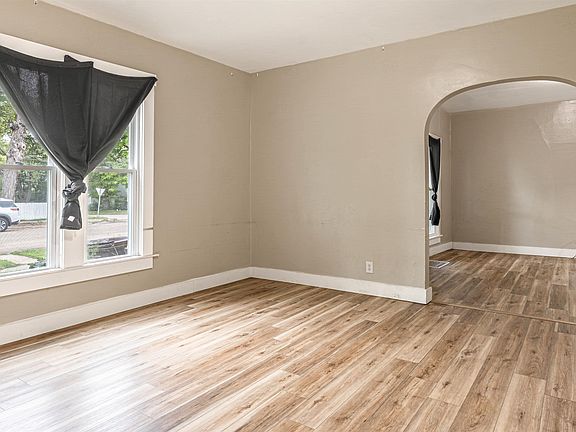 5th image of 327 Stanley St