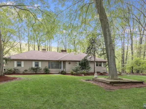 55 Sackerman Ave, North Haledon, NJ 07508
