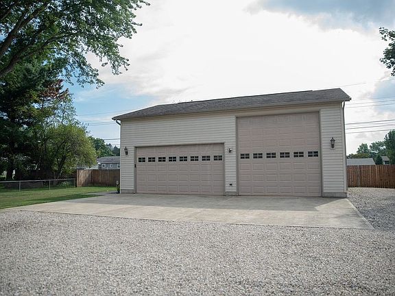 3rd image of 756 Sunset Dr
