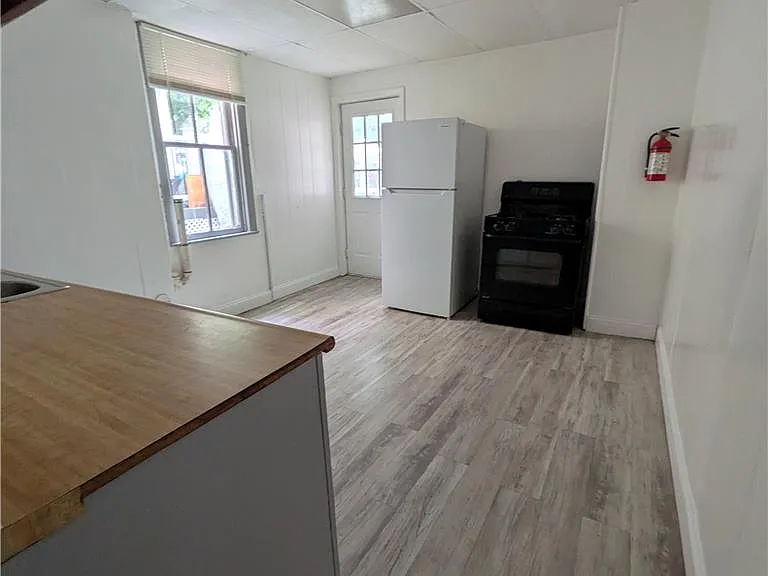 329 E Broad St — Photo 5