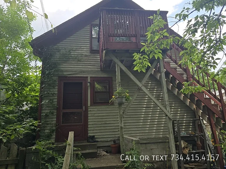 110 E Summit St — Photo 29