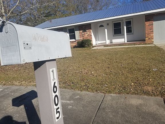 3rd image of 1605 Woodland Dr