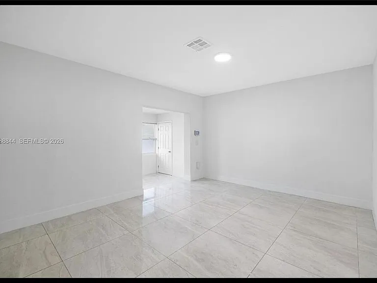 529 NW 42nd St — Photo 5