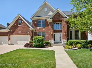 40W664 Blue Lake Cir N, St Charles, IL 60175