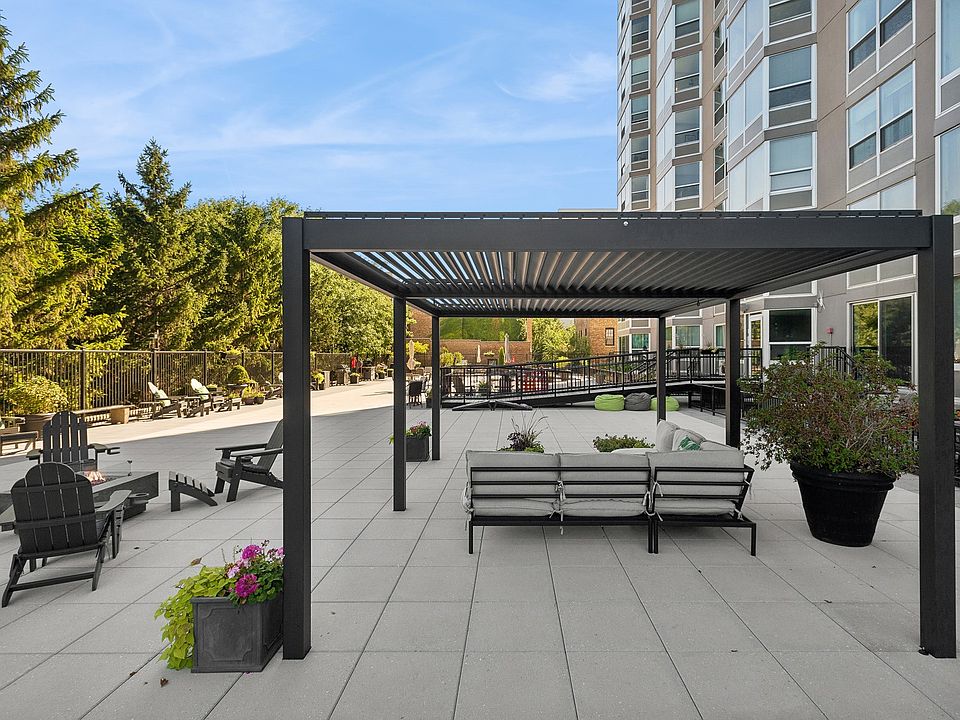 2nd image of 720 W Gordon Ter APT 7G