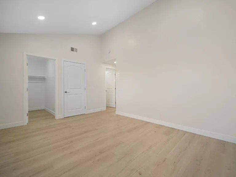 Hamilton Courtyard Apartments — Photo 15
