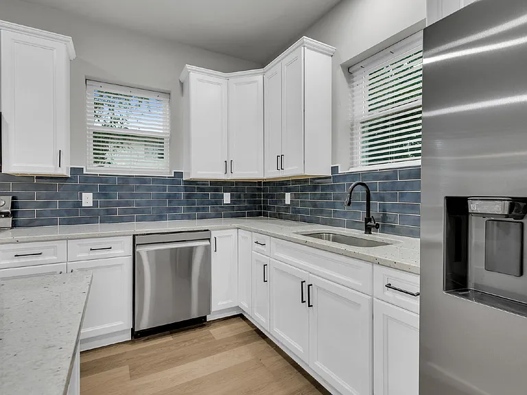 828 W 48th St — Photo 11