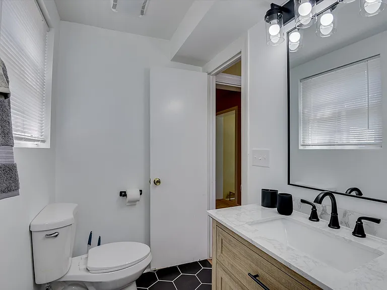 1803 Heath St — Photo 22
