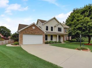 3540 S McIntosh Ln, New Berlin, WI 53151