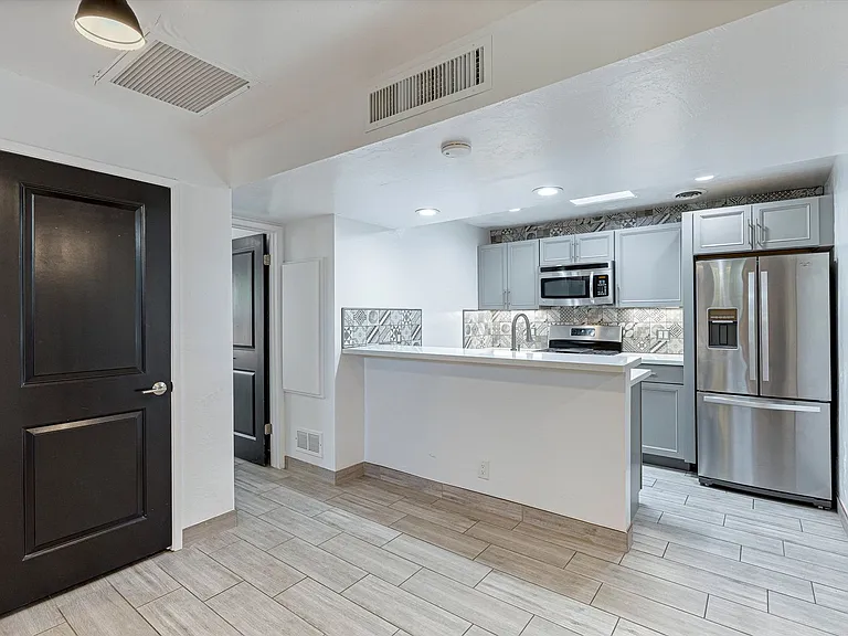 Riverside Suites — Photo 68