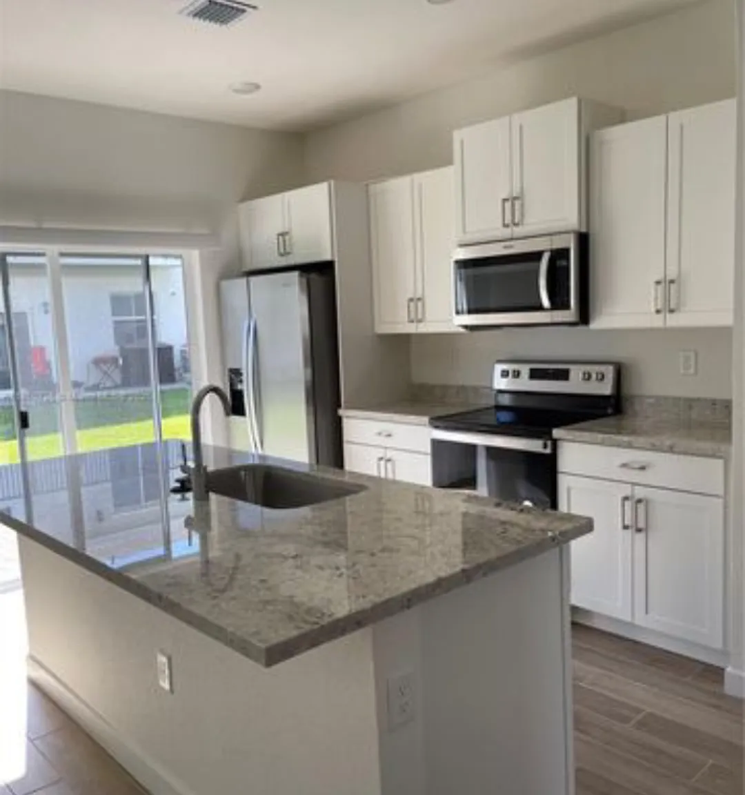 3 bed, 2.5 bath, 1628 sqft, $3,200 — Photo 2