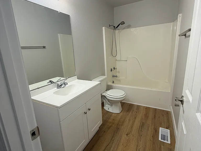 719 Benham St #719 — Photo 4