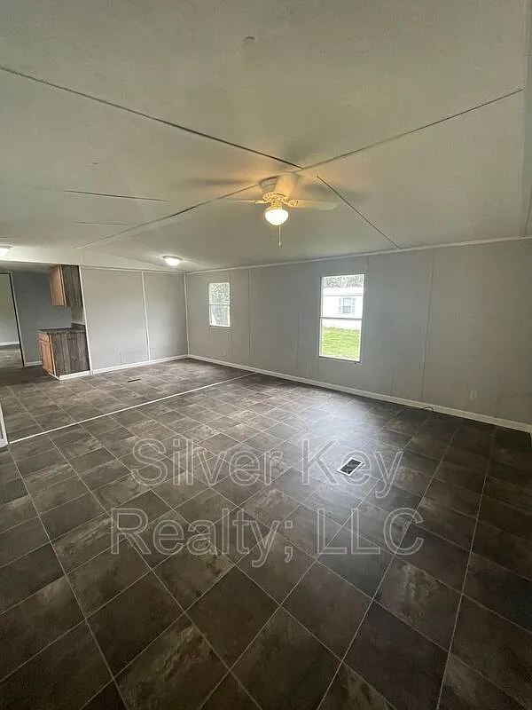 3 bed, 2.0 bath, $1,095 — Photo 3
