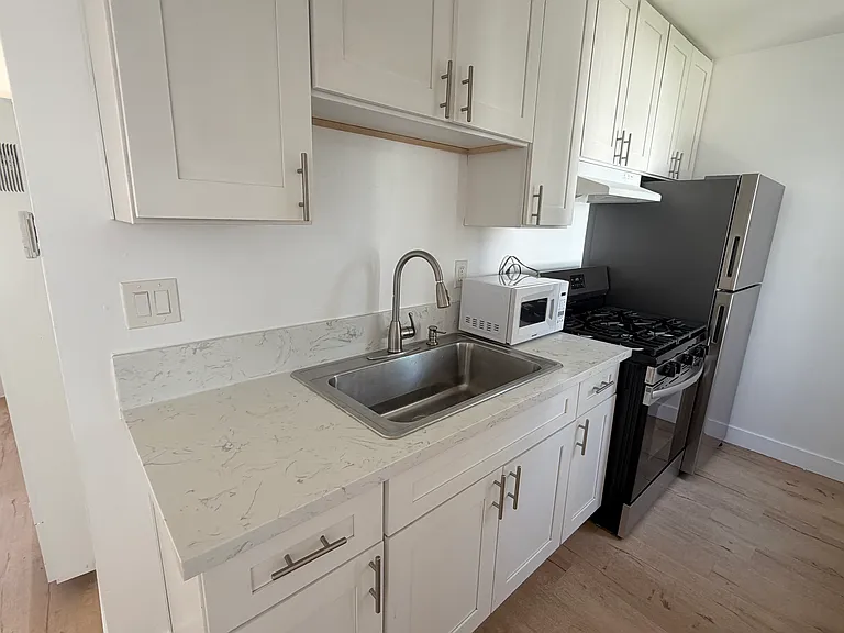 Genesee Luxe Apartments — Photo 8