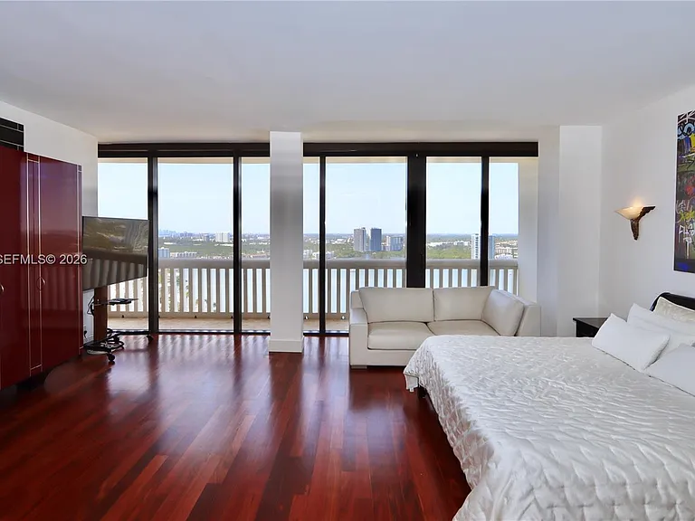 1000 Island Blvd #Penthouse 2 — Photo 17