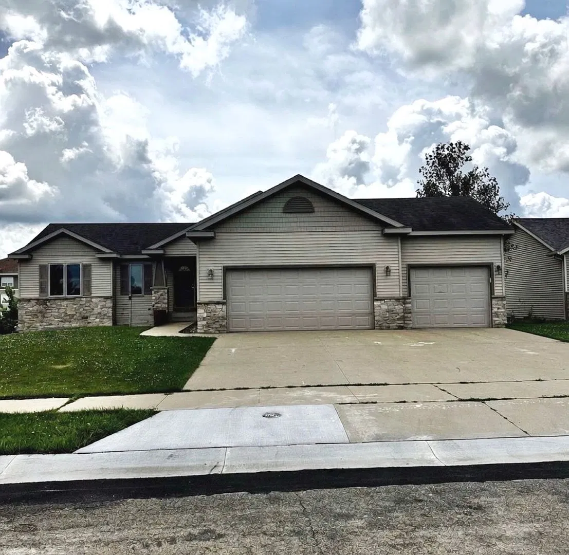 "A home you'll be proud to call your own" NW Desirable Badger Hill Neighborhood! 4bedroom 3bathro... — Photo 1